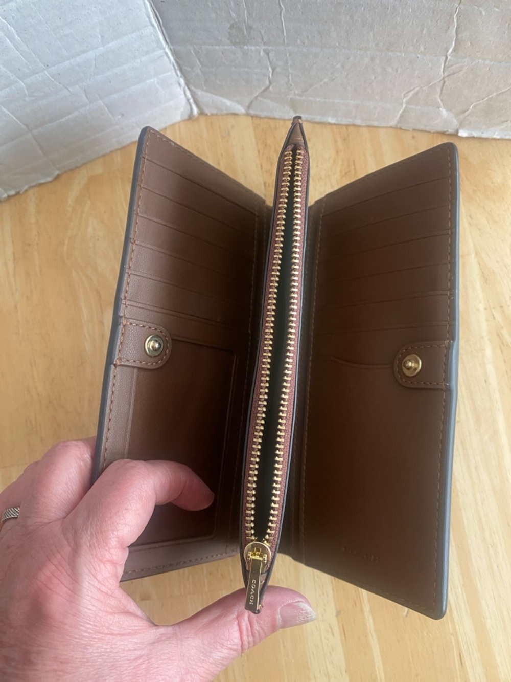 Coach Brown Signature Continental Wallet w Gold Logo & center zipper area EUC - Picture 5 of 15